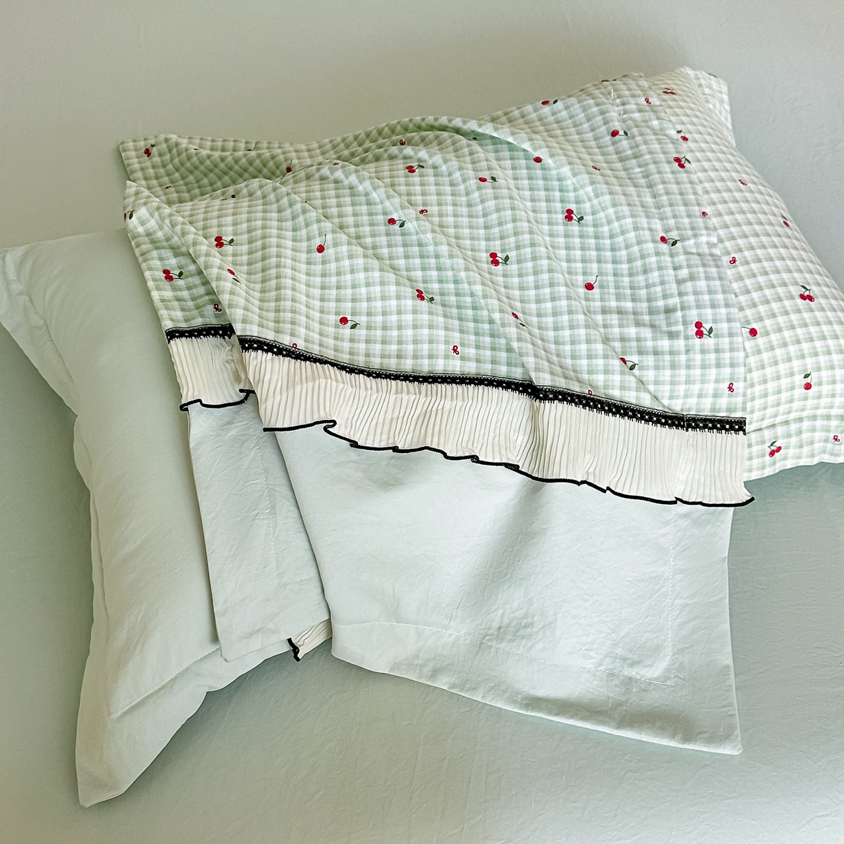 91家纺网 家纺一手货源 找家纺 梓之赫 2025新款斜纹棉AB床裙雪纺花边四件套 静谧绿