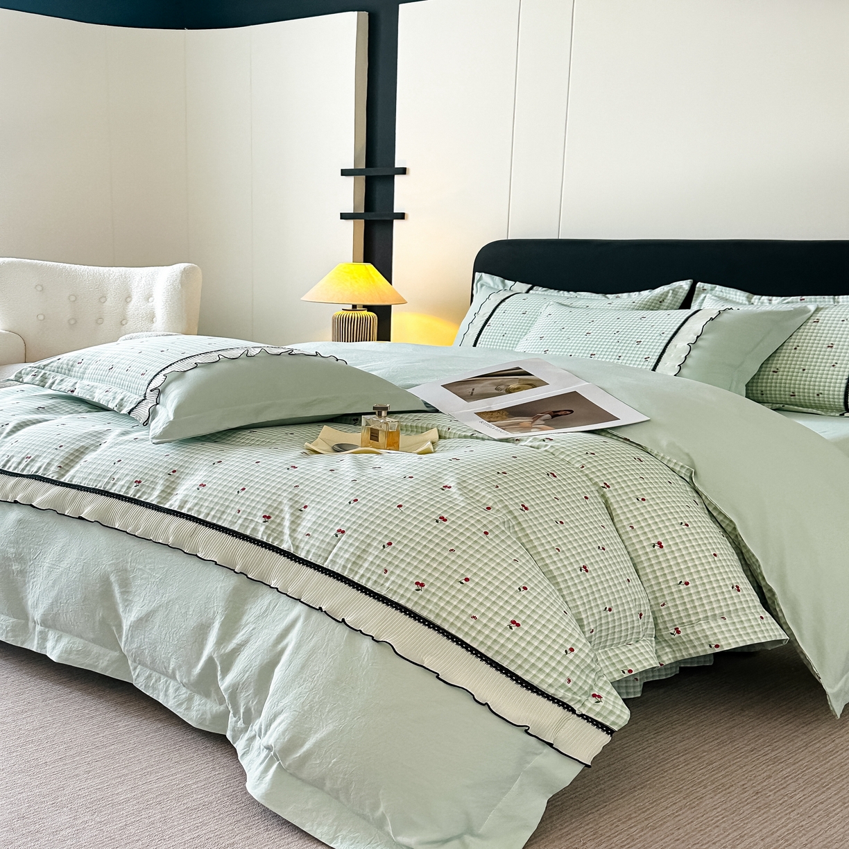 91家纺网 家纺一手货源 找家纺 梓之赫 2025新款斜纹棉AB床裙雪纺花边四件套 静谧绿