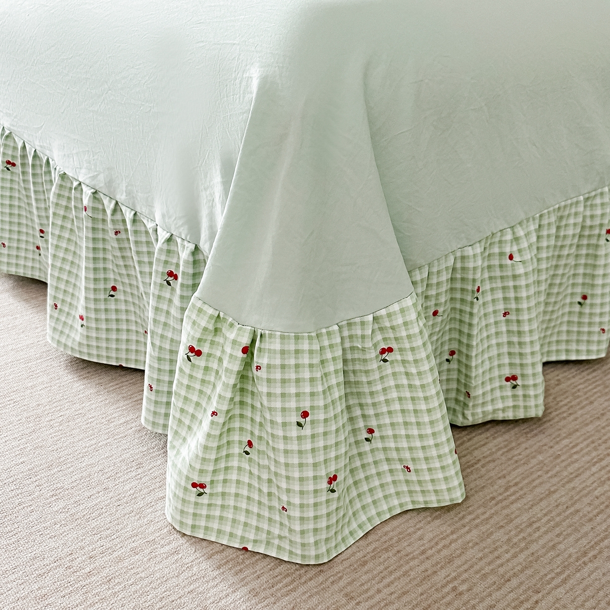 91家纺网 家纺一手货源 找家纺 梓之赫 2025新款斜纹棉AB床裙雪纺花边四件套 静谧绿