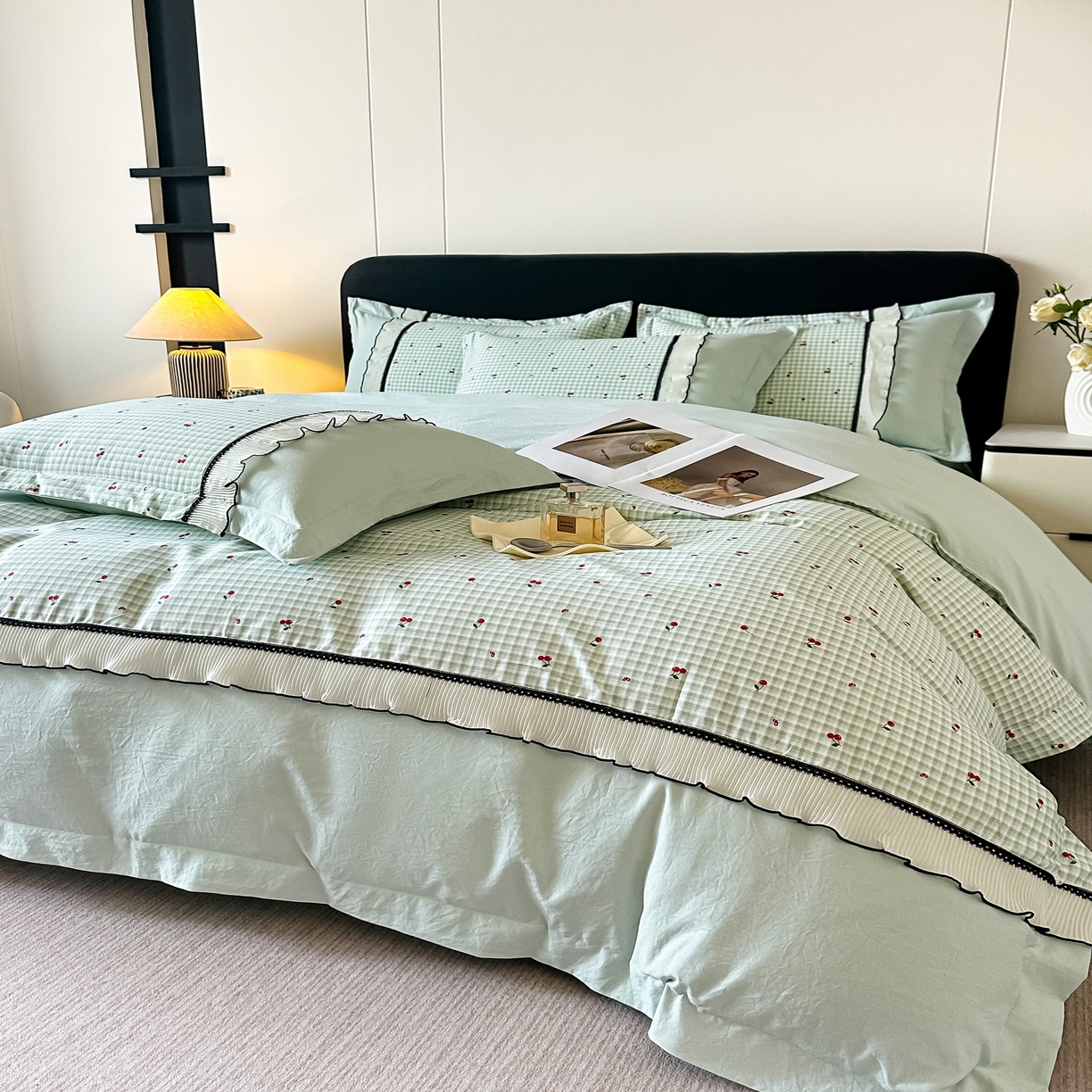 91家纺网 家纺一手货源 找家纺 梓之赫 2025新款斜纹棉AB床裙雪纺花边四件套 静谧绿