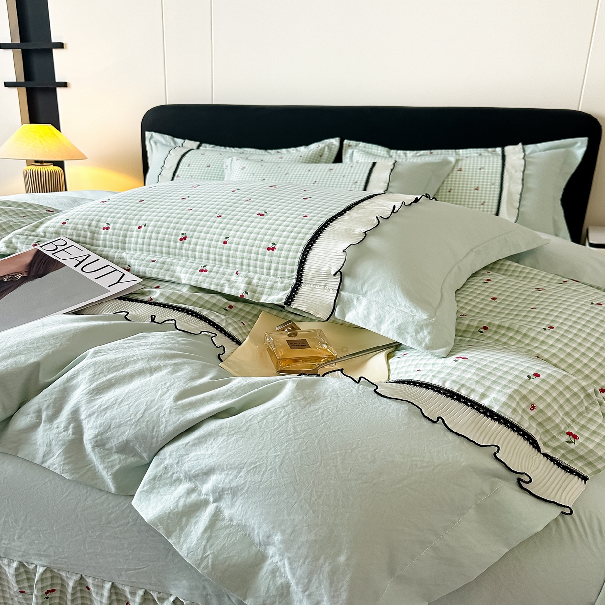 91家纺网 家纺一手货源 找家纺 梓之赫 2025新款斜纹棉AB床裙雪纺花边四件套 静谧绿