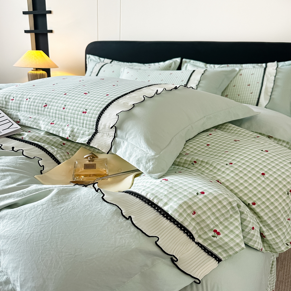 91家纺网 家纺一手货源 找家纺 梓之赫 2025新款斜纹棉AB床裙雪纺花边四件套 静谧绿