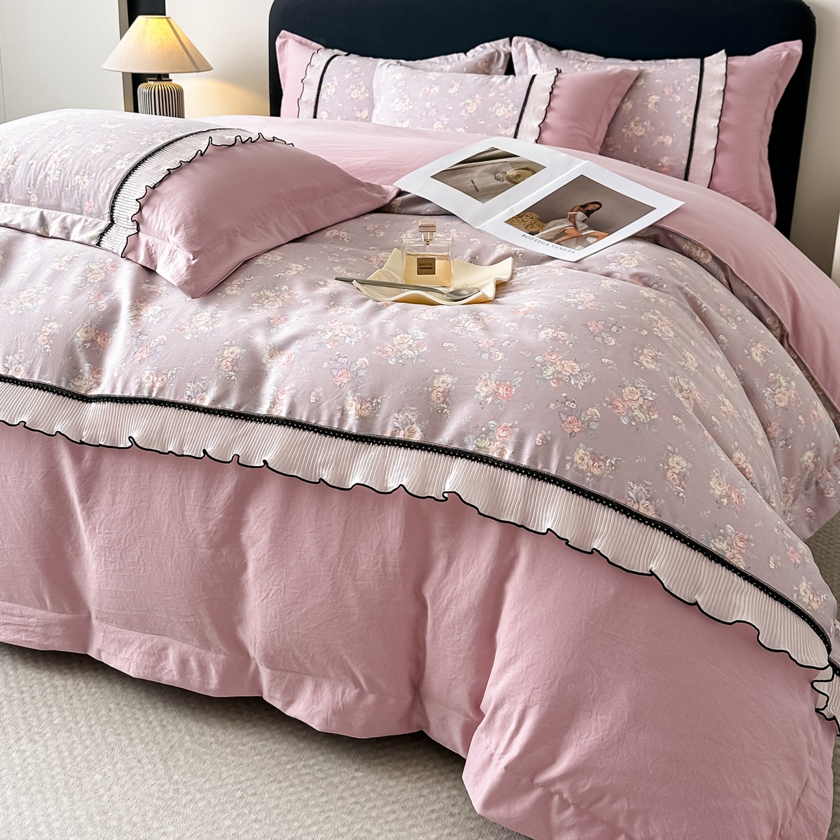 91家纺网 家纺一手货源 找家纺 梓之赫 2025新款斜纹棉AB床裙雪纺花边四件套 浪漫蝴蝶粉