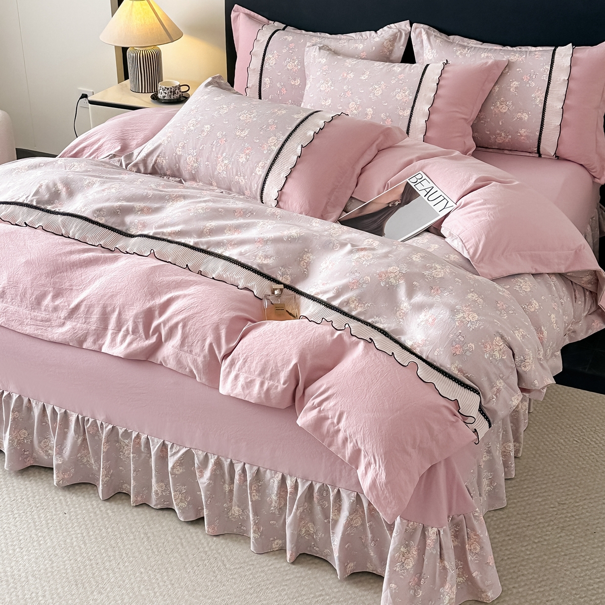 91家纺网 家纺一手货源 找家纺 梓之赫 2025新款斜纹棉AB床裙雪纺花边四件套 浪漫蝴蝶粉