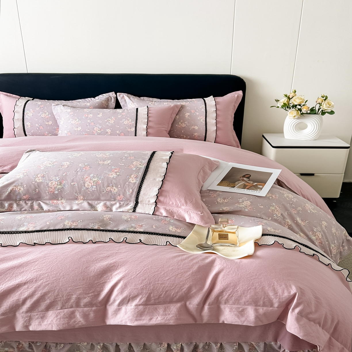 91家纺网 家纺一手货源 找家纺 梓之赫 2025新款斜纹棉AB床裙雪纺花边四件套 浪漫蝴蝶粉