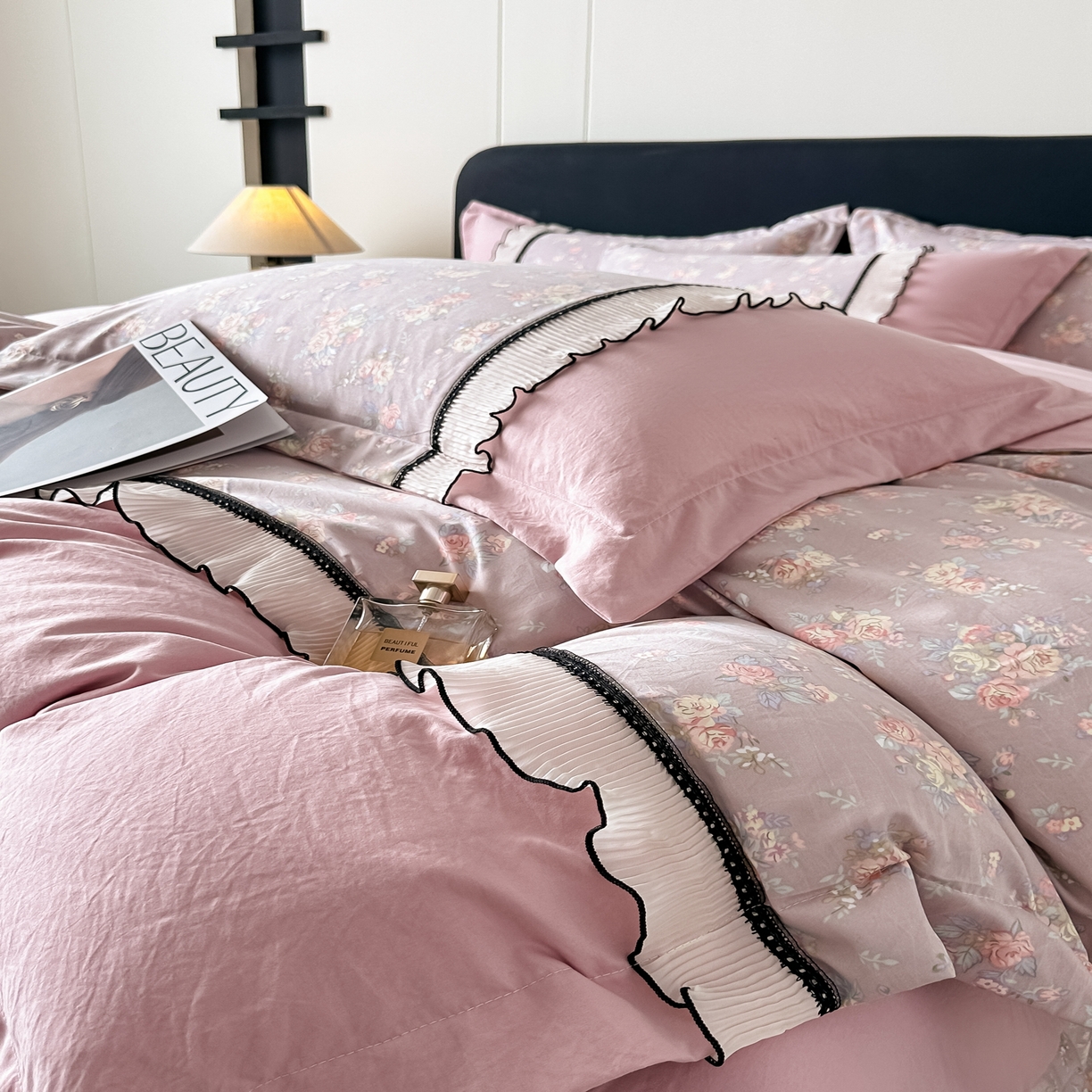 91家纺网 家纺一手货源 找家纺 梓之赫 2025新款斜纹棉AB床裙雪纺花边四件套 浪漫蝴蝶粉