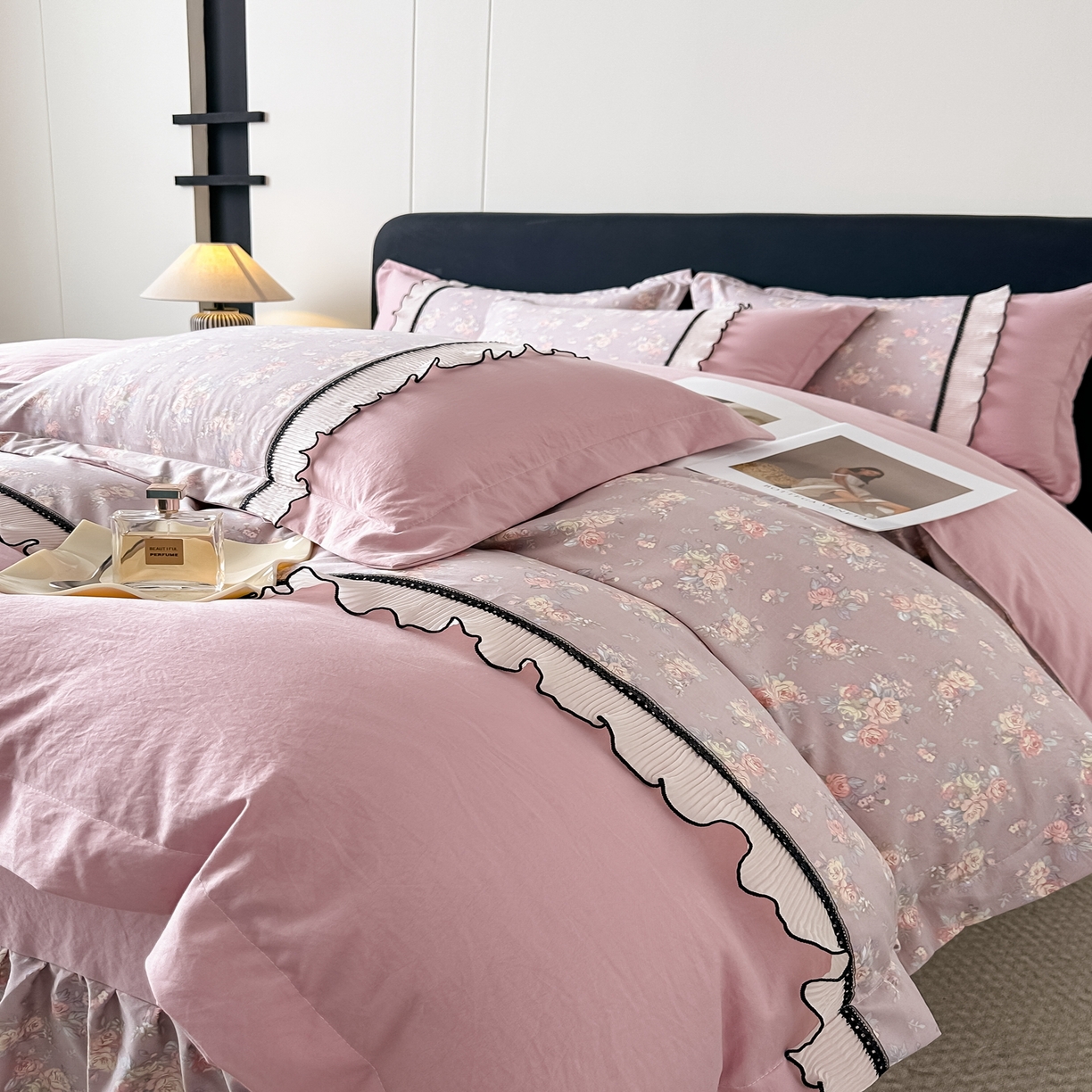 91家纺网 家纺一手货源 找家纺 梓之赫 2025新款斜纹棉AB床裙雪纺花边四件套 浪漫蝴蝶粉