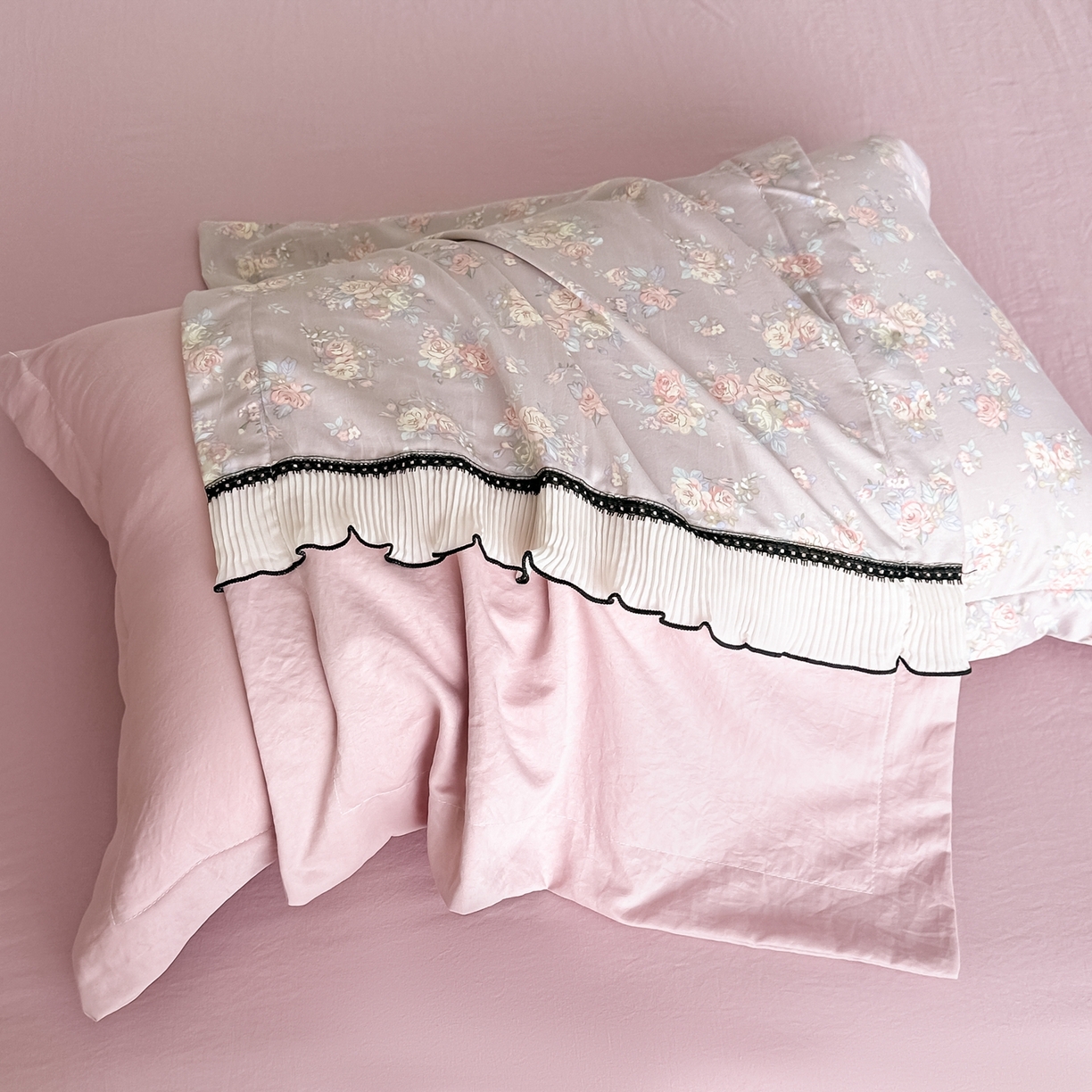 91家纺网 家纺一手货源 找家纺 梓之赫 2025新款斜纹棉AB床裙雪纺花边四件套 浪漫蝴蝶粉