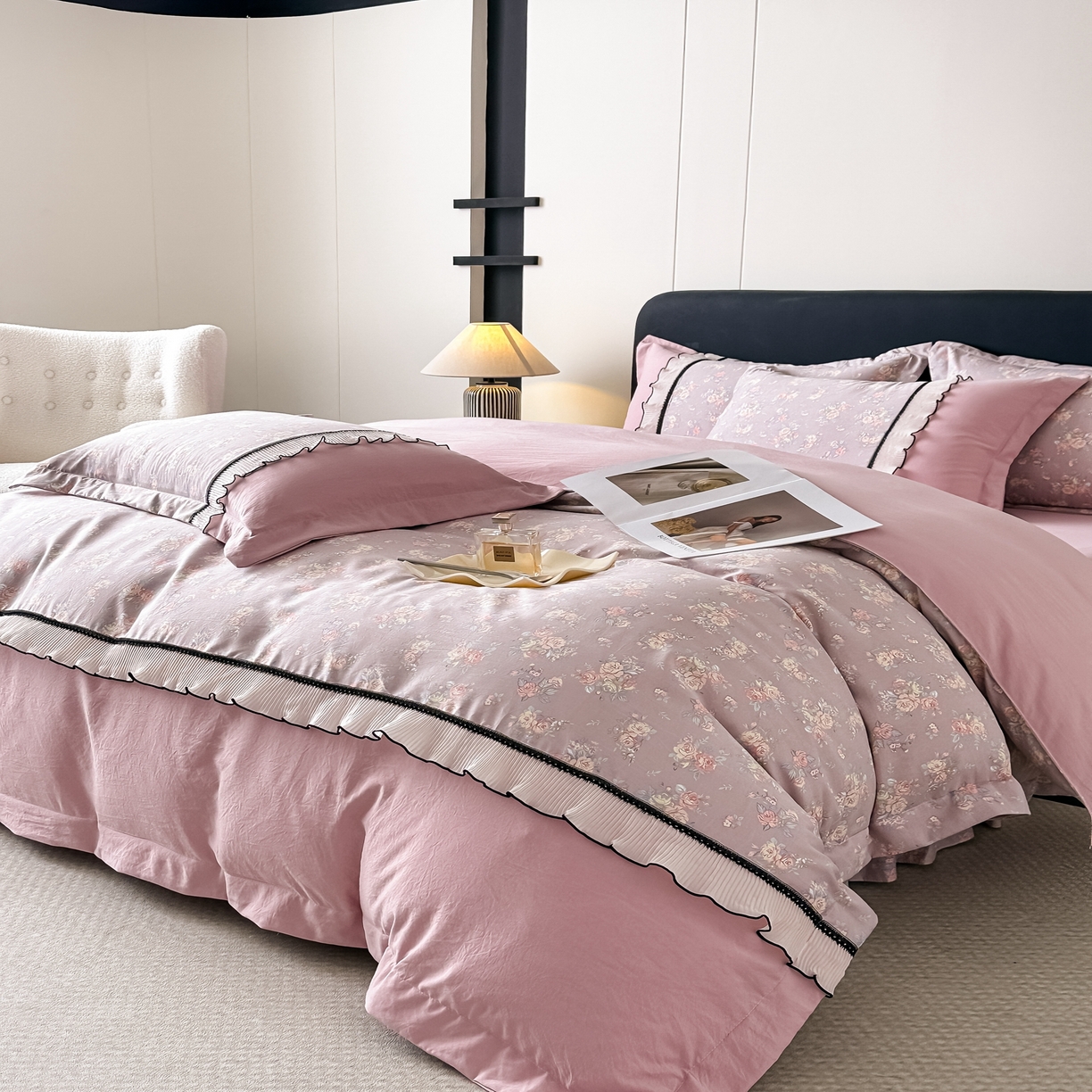 91家纺网 家纺一手货源 找家纺 梓之赫 2025新款斜纹棉AB床裙雪纺花边四件套 浪漫蝴蝶粉