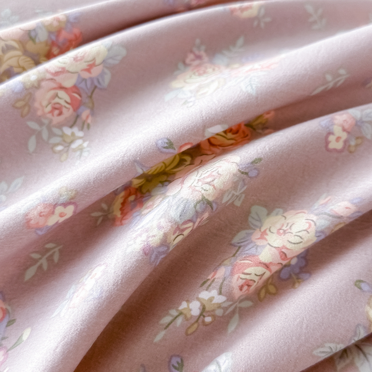 91家纺网 家纺一手货源 找家纺 梓之赫 2025新款斜纹棉AB床裙雪纺花边四件套 浪漫蝴蝶粉