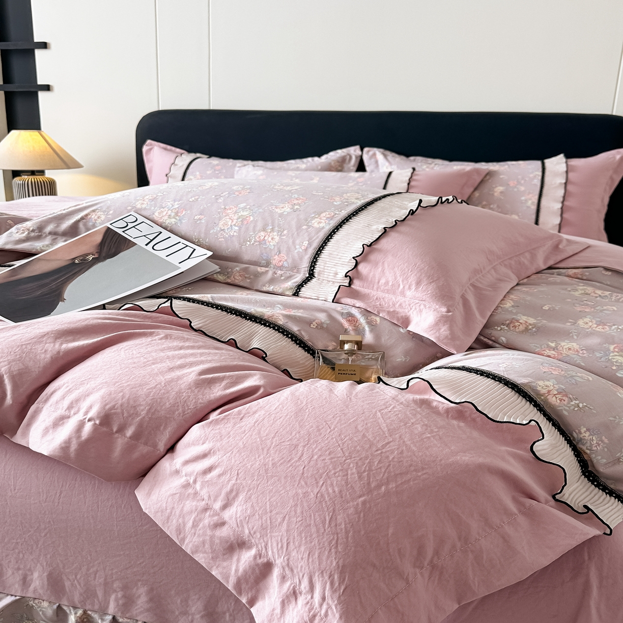 91家纺网 家纺一手货源 找家纺 梓之赫 2025新款斜纹棉AB床裙雪纺花边四件套 浪漫蝴蝶粉