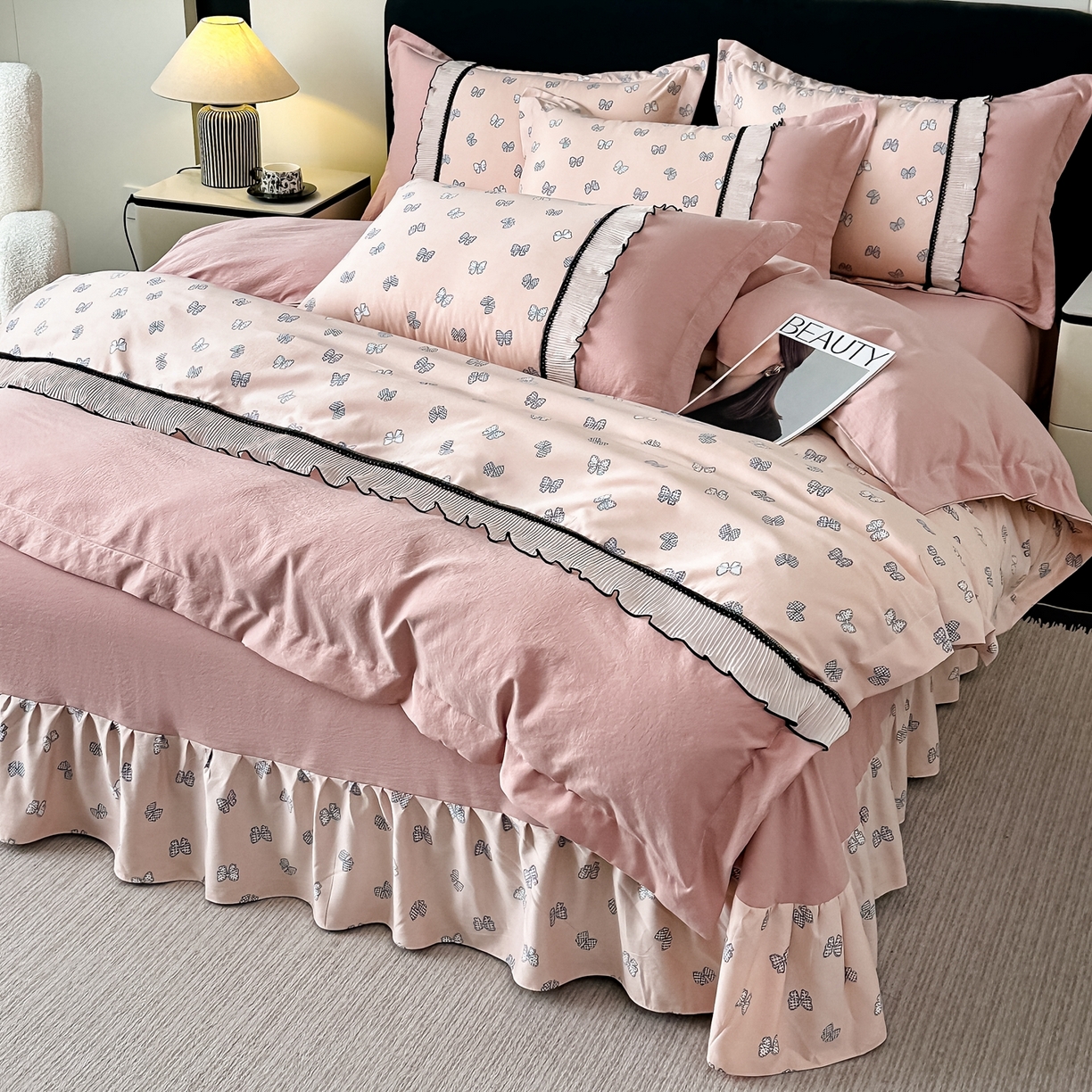 91家纺网 家纺一手货源 找家纺 梓之赫 2025新款斜纹棉AB床裙雪纺花边四件套 恋曲粉