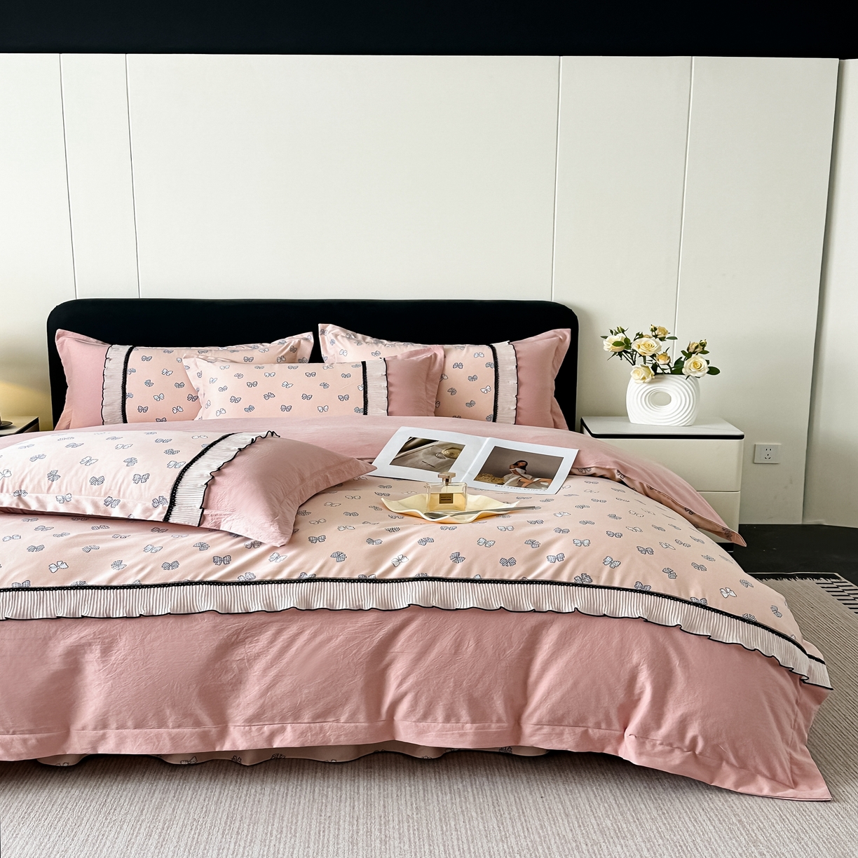 91家纺网 家纺一手货源 找家纺 梓之赫 2025新款斜纹棉AB床裙雪纺花边四件套 恋曲粉