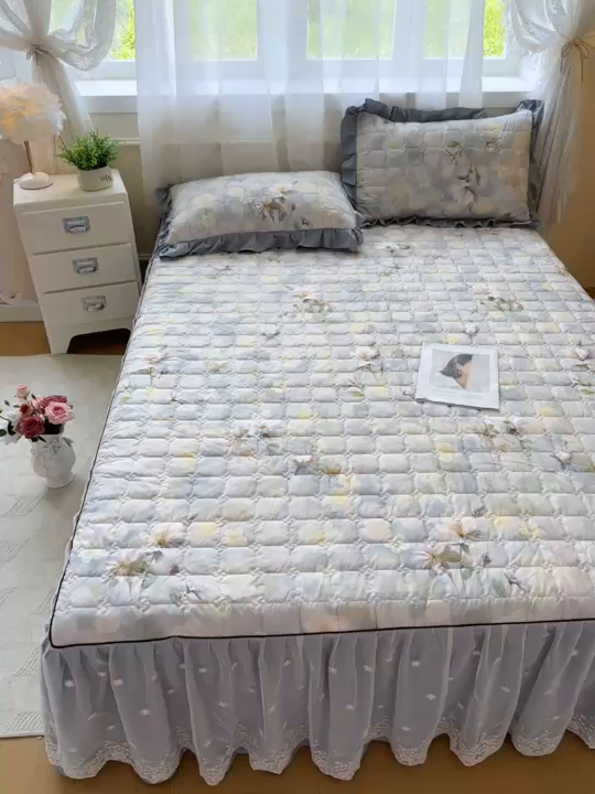 91家纺网 家纺一手货源 找家纺 家之硕家纺 2025春夏新款鹿锦棉蕾丝花边夹棉床裙单床裙床裙单件 静若繁花