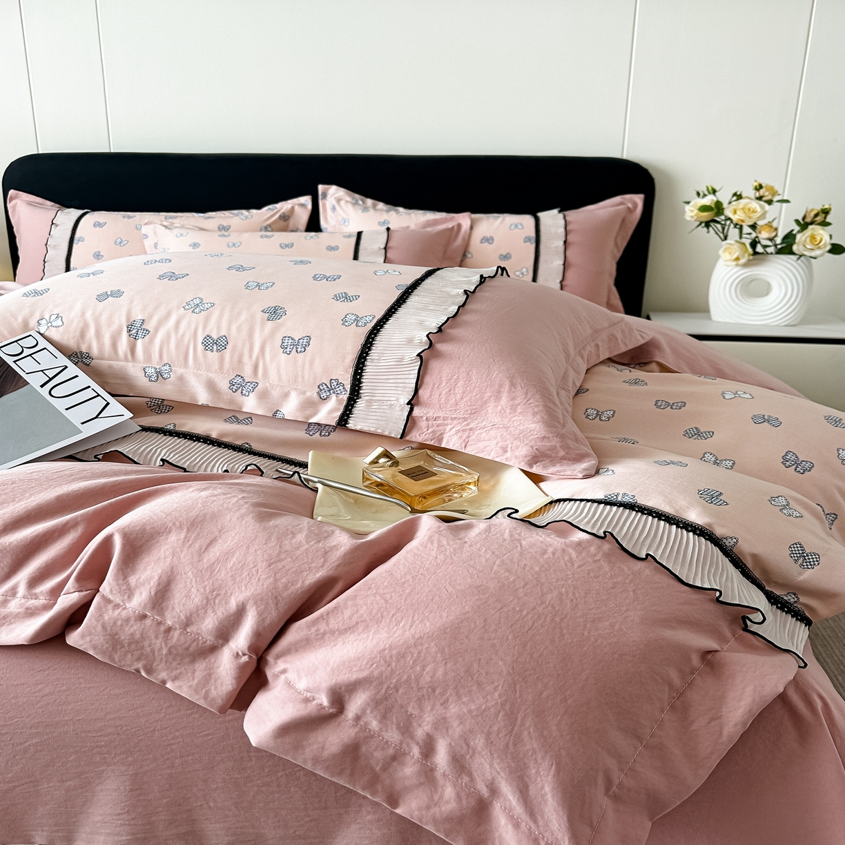 91家纺网 家纺一手货源 找家纺 梓之赫 2025新款斜纹棉AB床裙雪纺花边四件套 恋曲粉