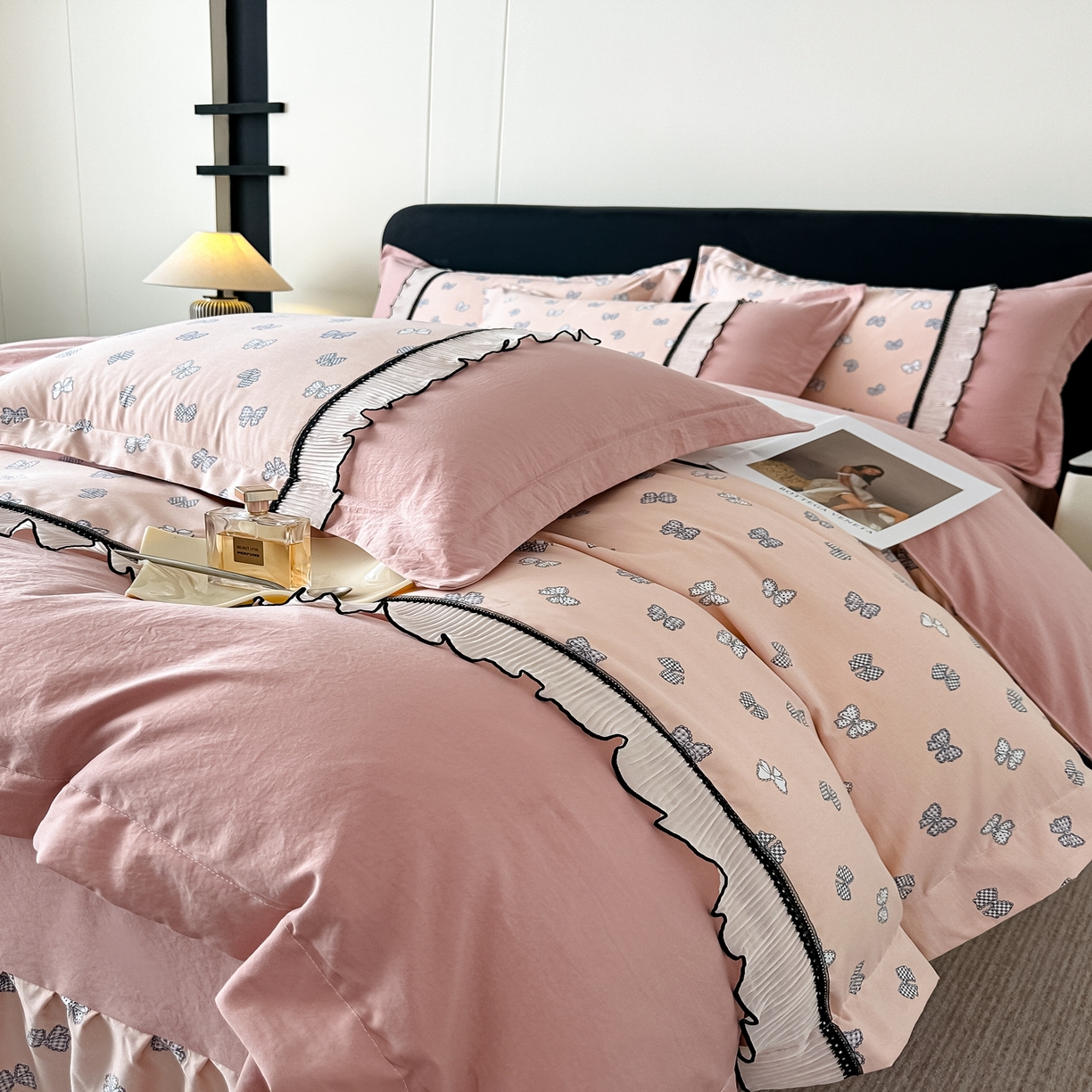 91家纺网 家纺一手货源 找家纺 梓之赫 2025新款斜纹棉AB床裙雪纺花边四件套 恋曲粉