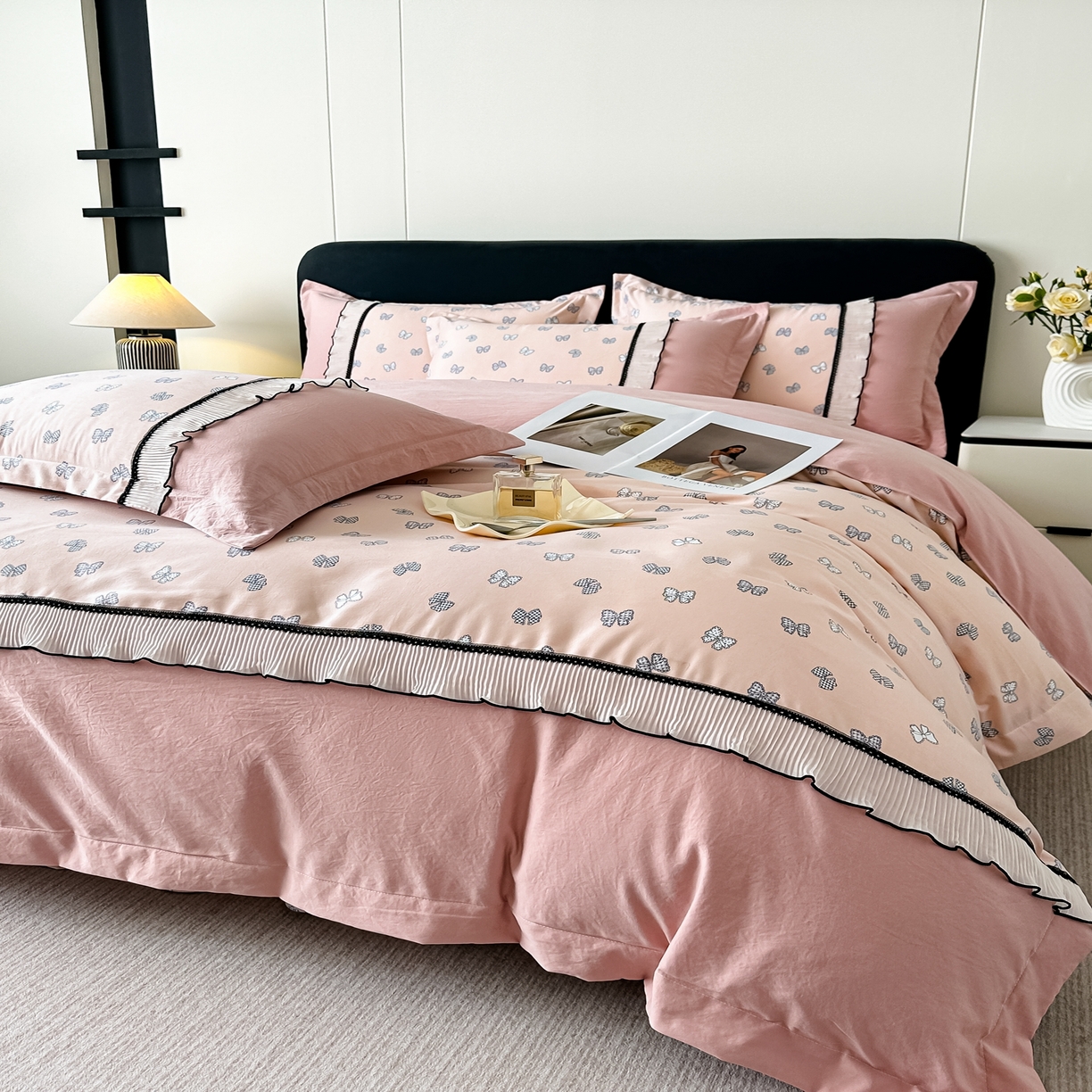 91家纺网 家纺一手货源 找家纺 梓之赫 2025新款斜纹棉AB床裙雪纺花边四件套 恋曲粉