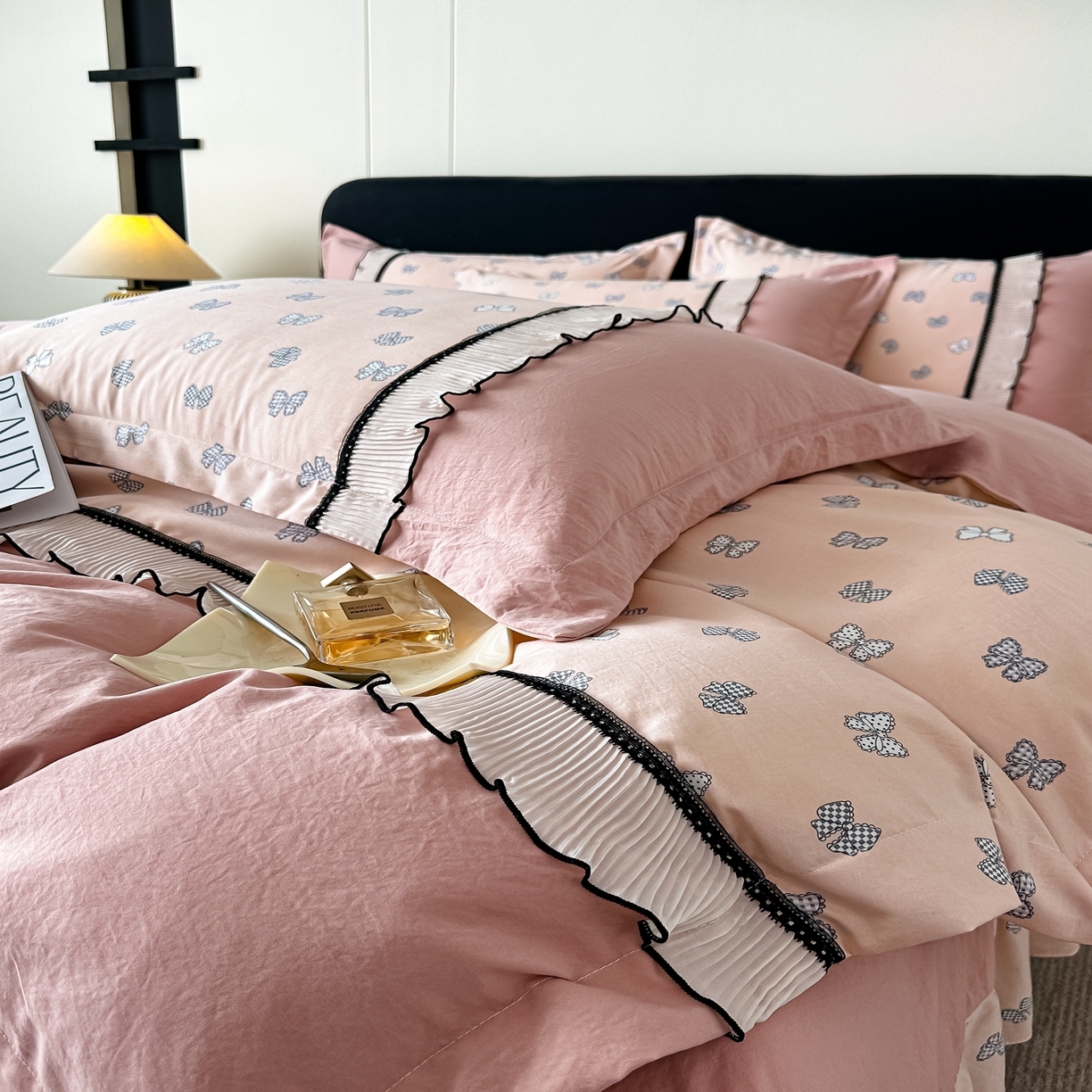 91家纺网 家纺一手货源 找家纺 梓之赫 2025新款斜纹棉AB床裙雪纺花边四件套 恋曲粉