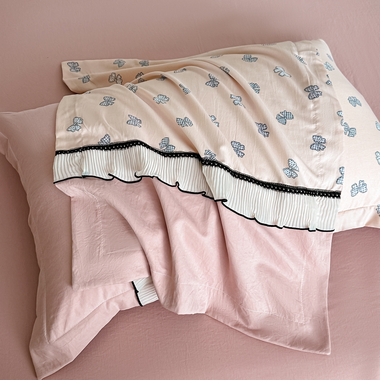 91家纺网 家纺一手货源 找家纺 梓之赫 2025新款斜纹棉AB床裙雪纺花边四件套 恋曲粉