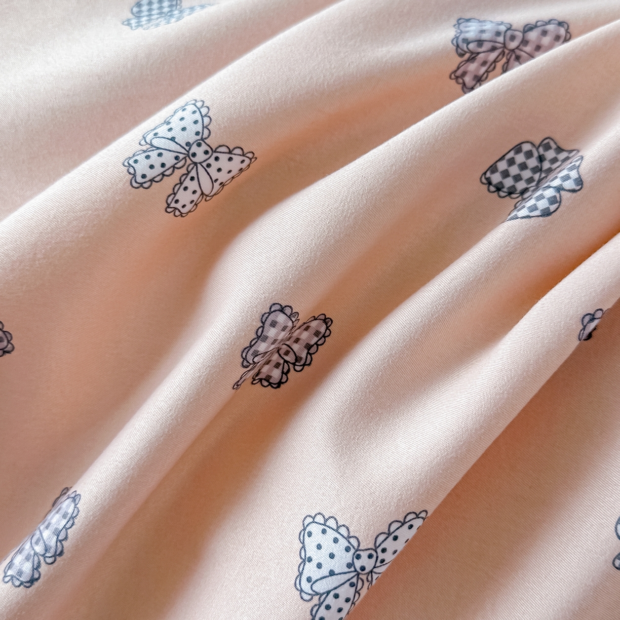 91家纺网 家纺一手货源 找家纺 梓之赫 2025新款斜纹棉AB床裙雪纺花边四件套 恋曲粉