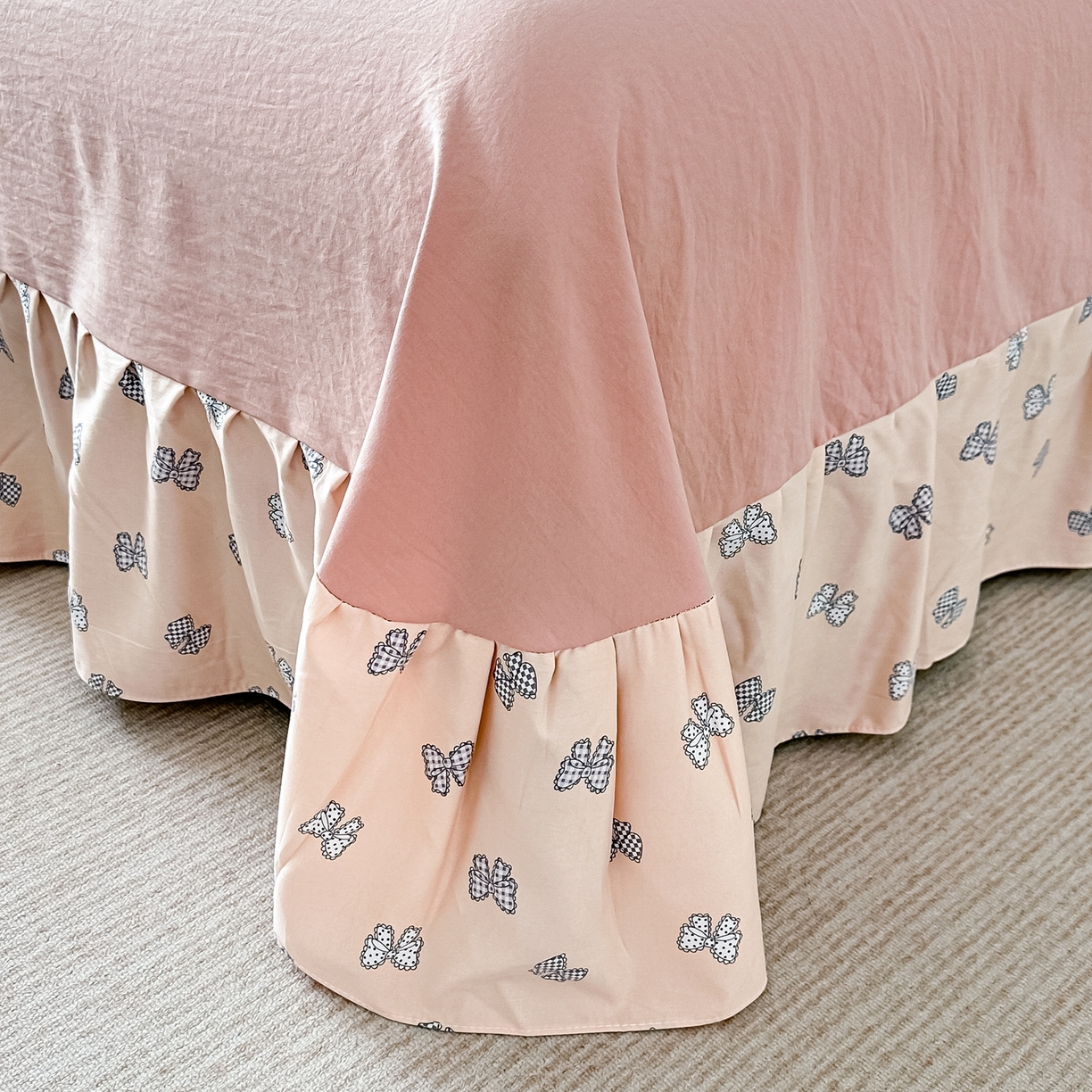 91家纺网 家纺一手货源 找家纺 梓之赫 2025新款斜纹棉AB床裙雪纺花边四件套 恋曲粉