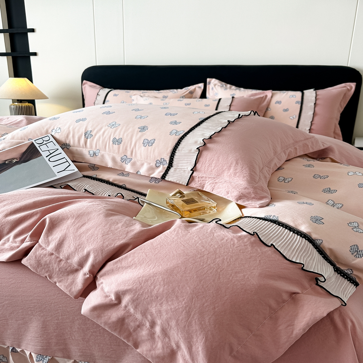 91家纺网 家纺一手货源 找家纺 梓之赫 2025新款斜纹棉AB床裙雪纺花边四件套 恋曲粉