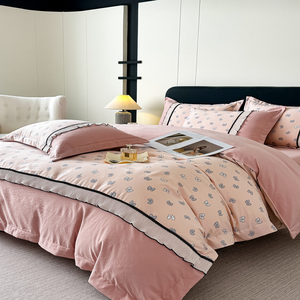 91家纺网 家纺一手货源 找家纺 梓之赫 2025新款斜纹棉AB床裙雪纺花边四件套 恋曲粉