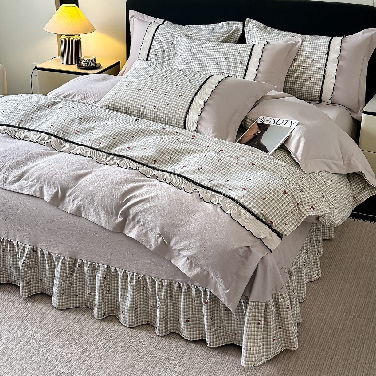 91家纺网 家纺一手货源 找家纺 梓之赫 2025新款斜纹棉AB床裙雪纺花边四件套 日落山灰