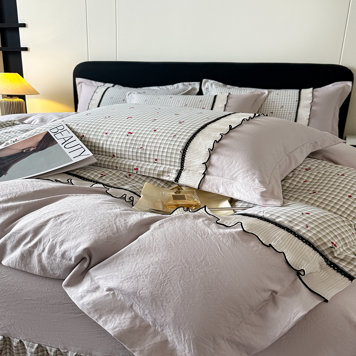 91家纺网 家纺一手货源 找家纺 梓之赫 2025新款斜纹棉AB床裙雪纺花边四件套 日落山灰