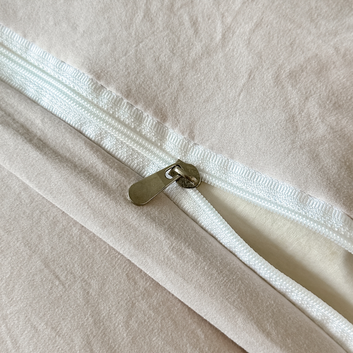 91家纺网 家纺一手货源 找家纺 梓之赫 2025新款斜纹棉AB床裙雪纺花边四件套 日落山灰