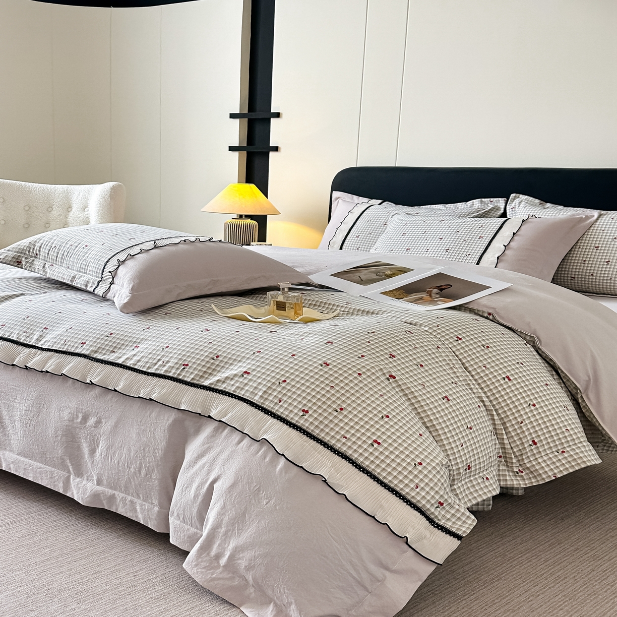 91家纺网 家纺一手货源 找家纺 梓之赫 2025新款斜纹棉AB床裙雪纺花边四件套 日落山灰