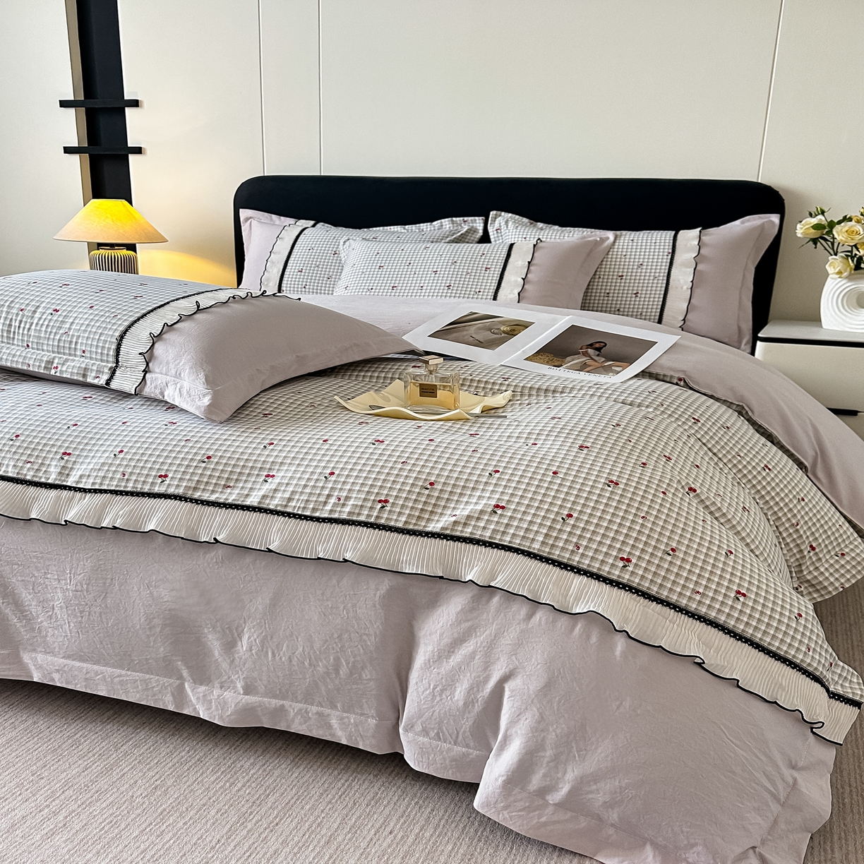 91家纺网 家纺一手货源 找家纺 梓之赫 2025新款斜纹棉AB床裙雪纺花边四件套 日落山灰