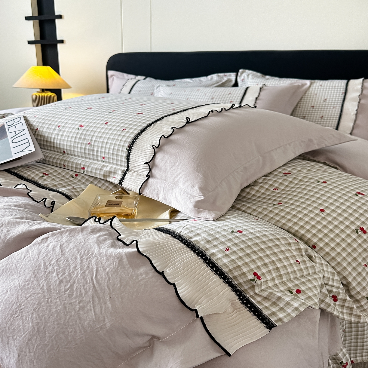 91家纺网 家纺一手货源 找家纺 梓之赫 2025新款斜纹棉AB床裙雪纺花边四件套 日落山灰