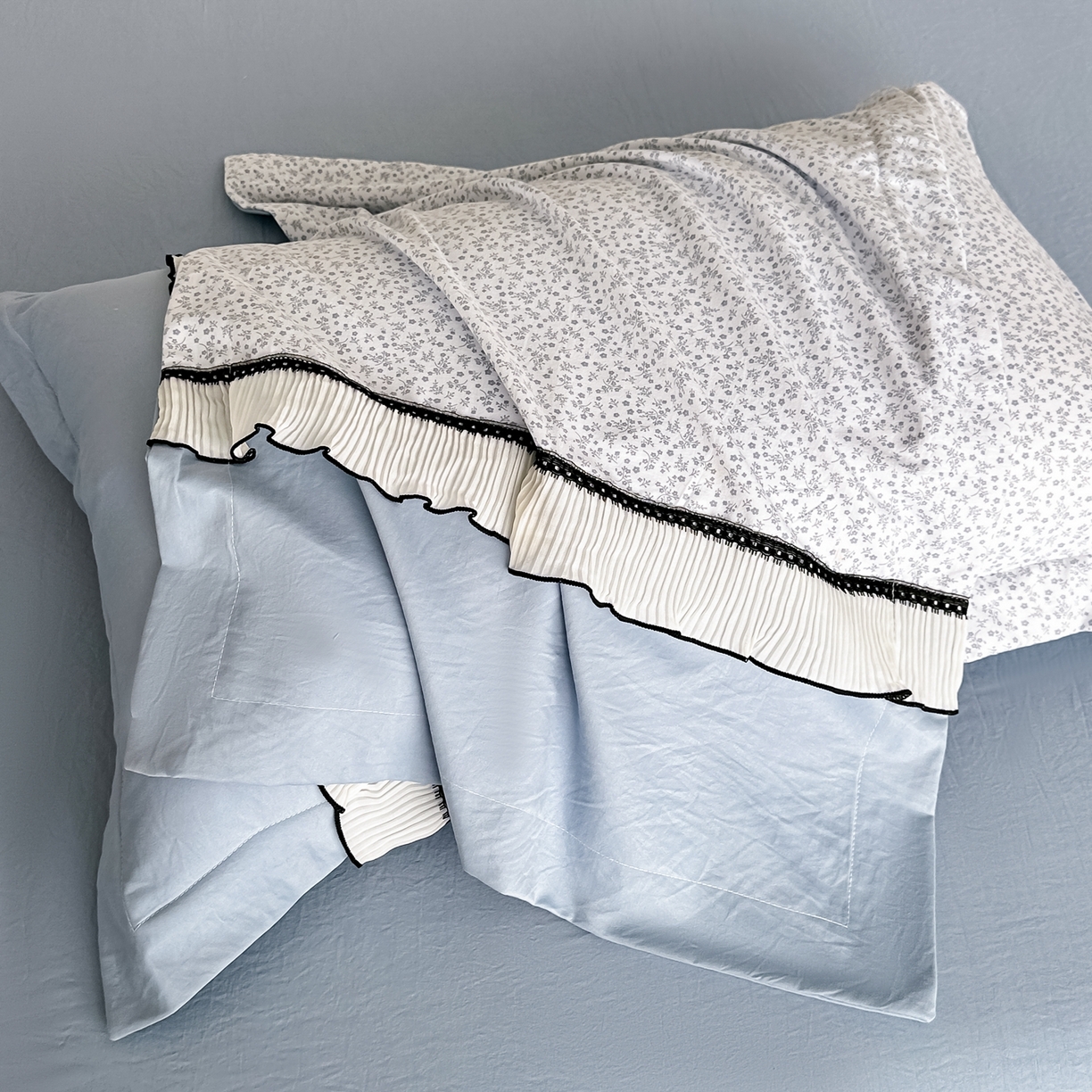 91家纺网 家纺一手货源 找家纺 梓之赫 2025新款斜纹棉AB床裙雪纺花边四件套 碎花蓝