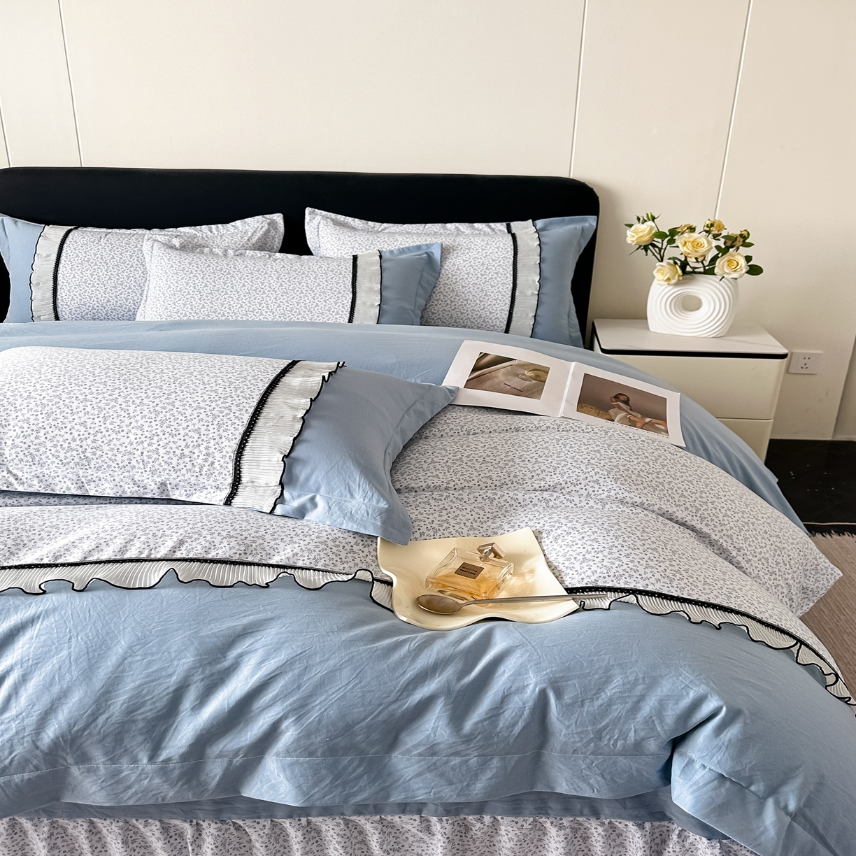 91家纺网 家纺一手货源 找家纺 梓之赫 2025新款斜纹棉AB床裙雪纺花边四件套 碎花蓝