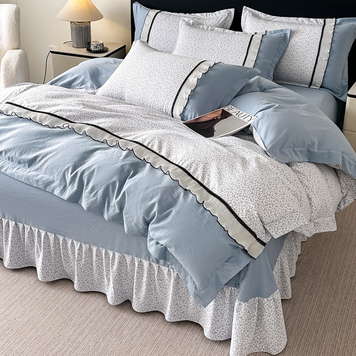 91家纺网 家纺一手货源 找家纺 梓之赫 2025新款斜纹棉AB床裙雪纺花边四件套 碎花蓝