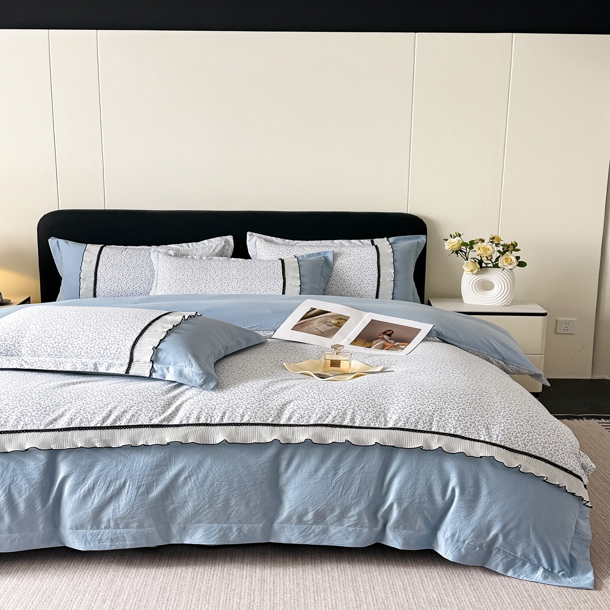 91家纺网 家纺一手货源 找家纺 梓之赫 2025新款斜纹棉AB床裙雪纺花边四件套 碎花蓝