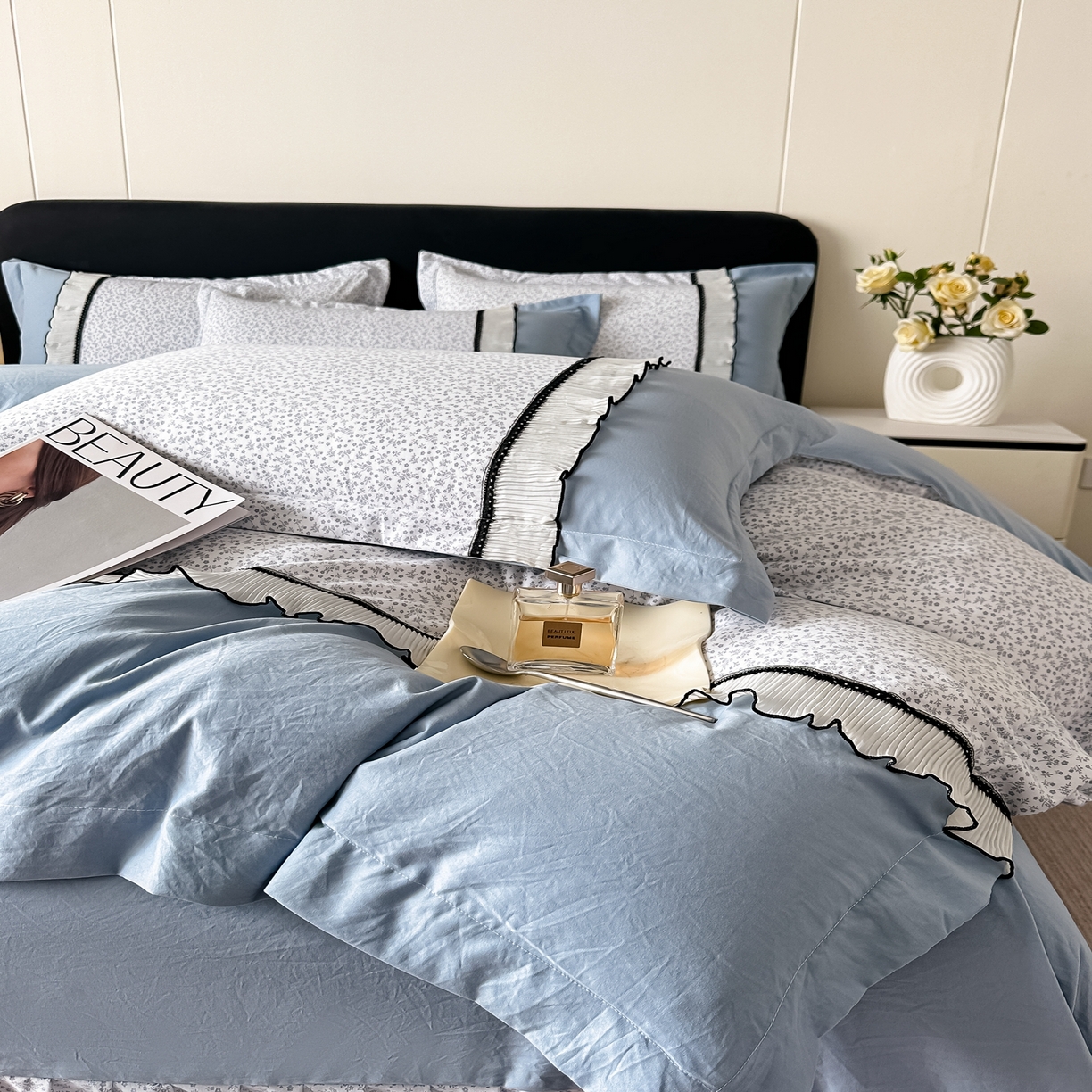 91家纺网 家纺一手货源 找家纺 梓之赫 2025新款斜纹棉AB床裙雪纺花边四件套 碎花蓝