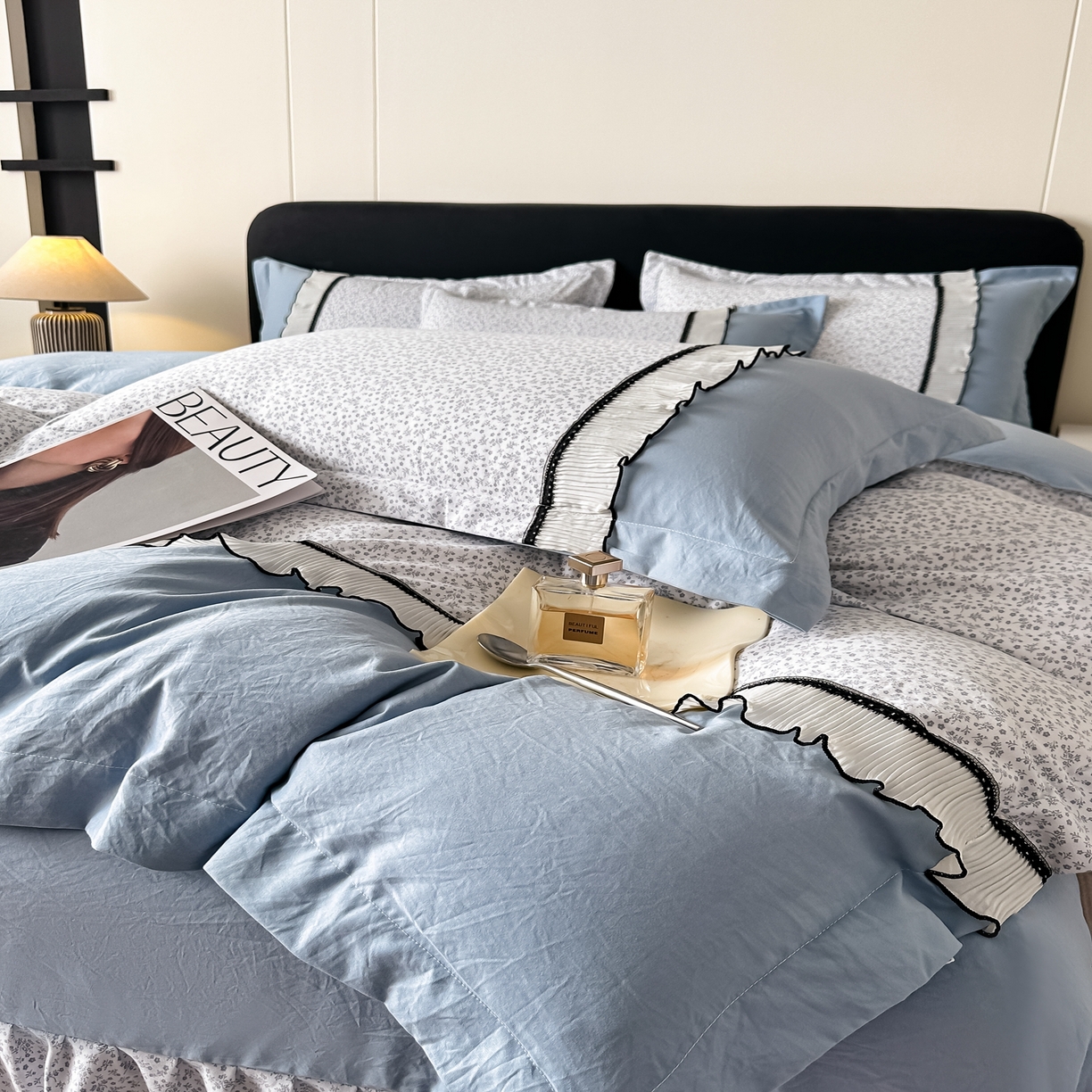 91家纺网 家纺一手货源 找家纺 梓之赫 2025新款斜纹棉AB床裙雪纺花边四件套 碎花蓝