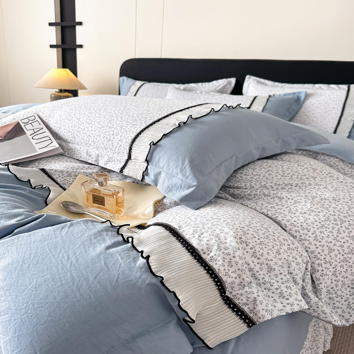 91家纺网 家纺一手货源 找家纺 梓之赫 2025新款斜纹棉AB床裙雪纺花边四件套 碎花蓝