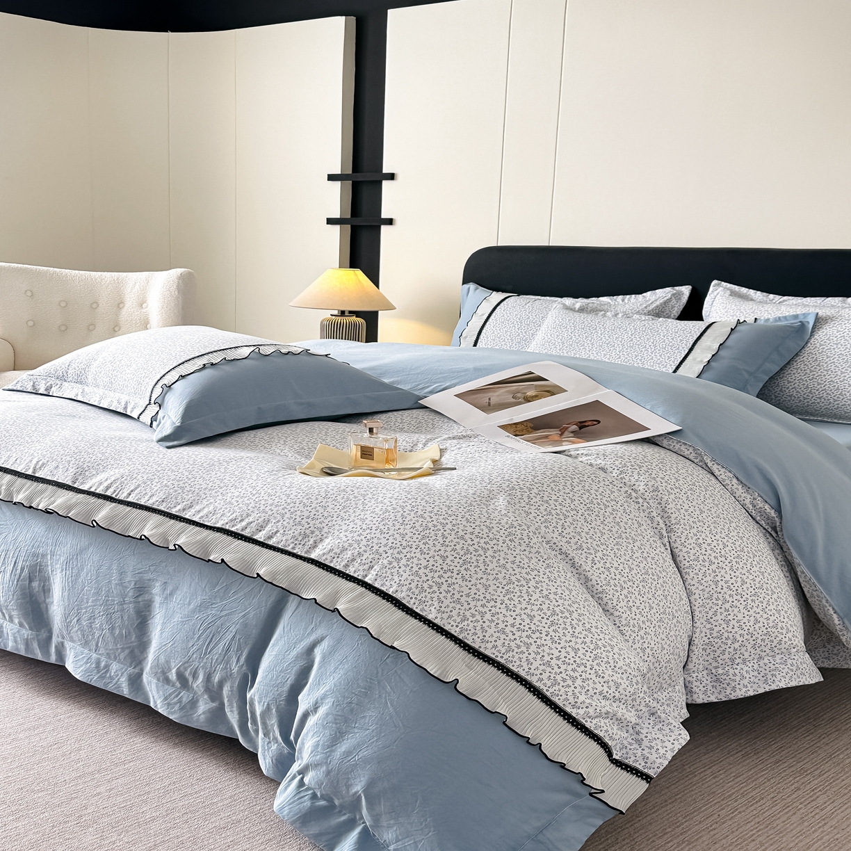 91家纺网 家纺一手货源 找家纺 梓之赫 2025新款斜纹棉AB床裙雪纺花边四件套 碎花蓝