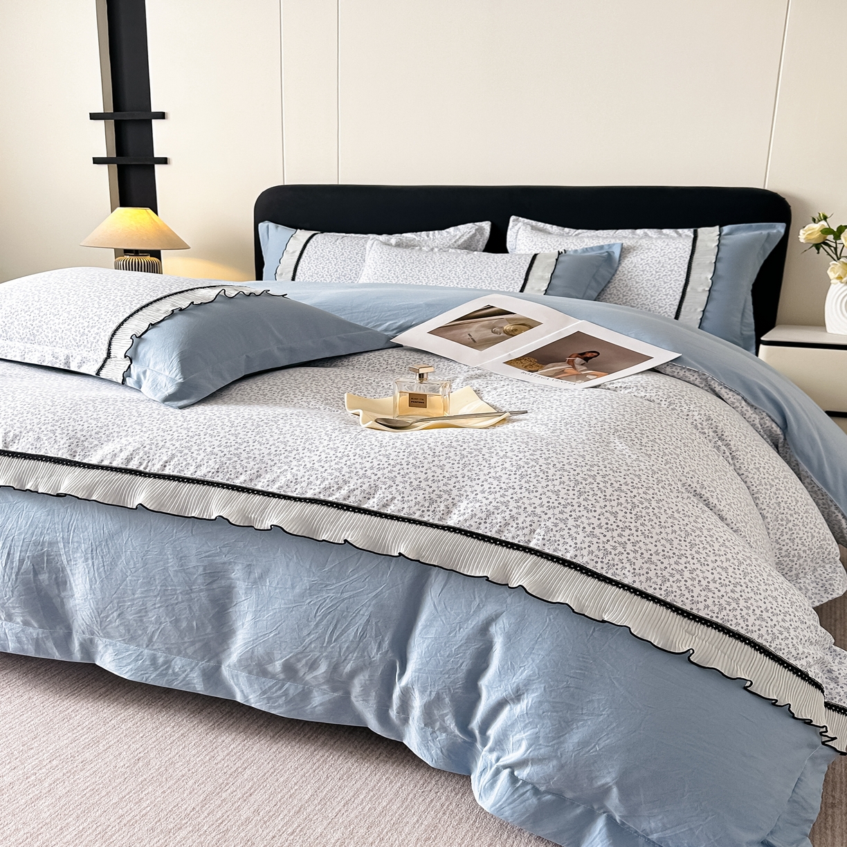 91家纺网 家纺一手货源 找家纺 梓之赫 2025新款斜纹棉AB床裙雪纺花边四件套 碎花蓝