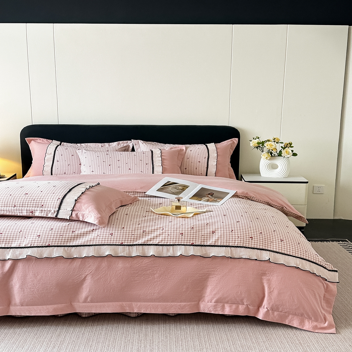 91家纺网 家纺一手货源 找家纺 梓之赫 2025新款斜纹棉AB床裙雪纺花边四件套 樱桃粉