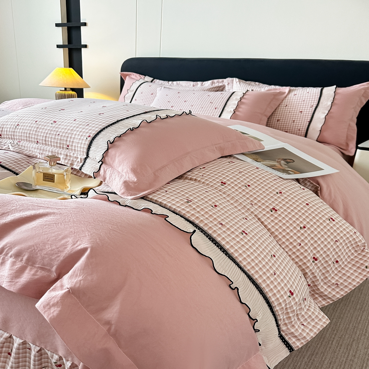 91家纺网 家纺一手货源 找家纺 梓之赫 2025新款斜纹棉AB床裙雪纺花边四件套 樱桃粉