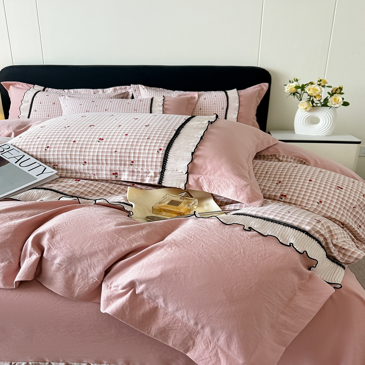 91家纺网 家纺一手货源 找家纺 梓之赫 2025新款斜纹棉AB床裙雪纺花边四件套 樱桃粉