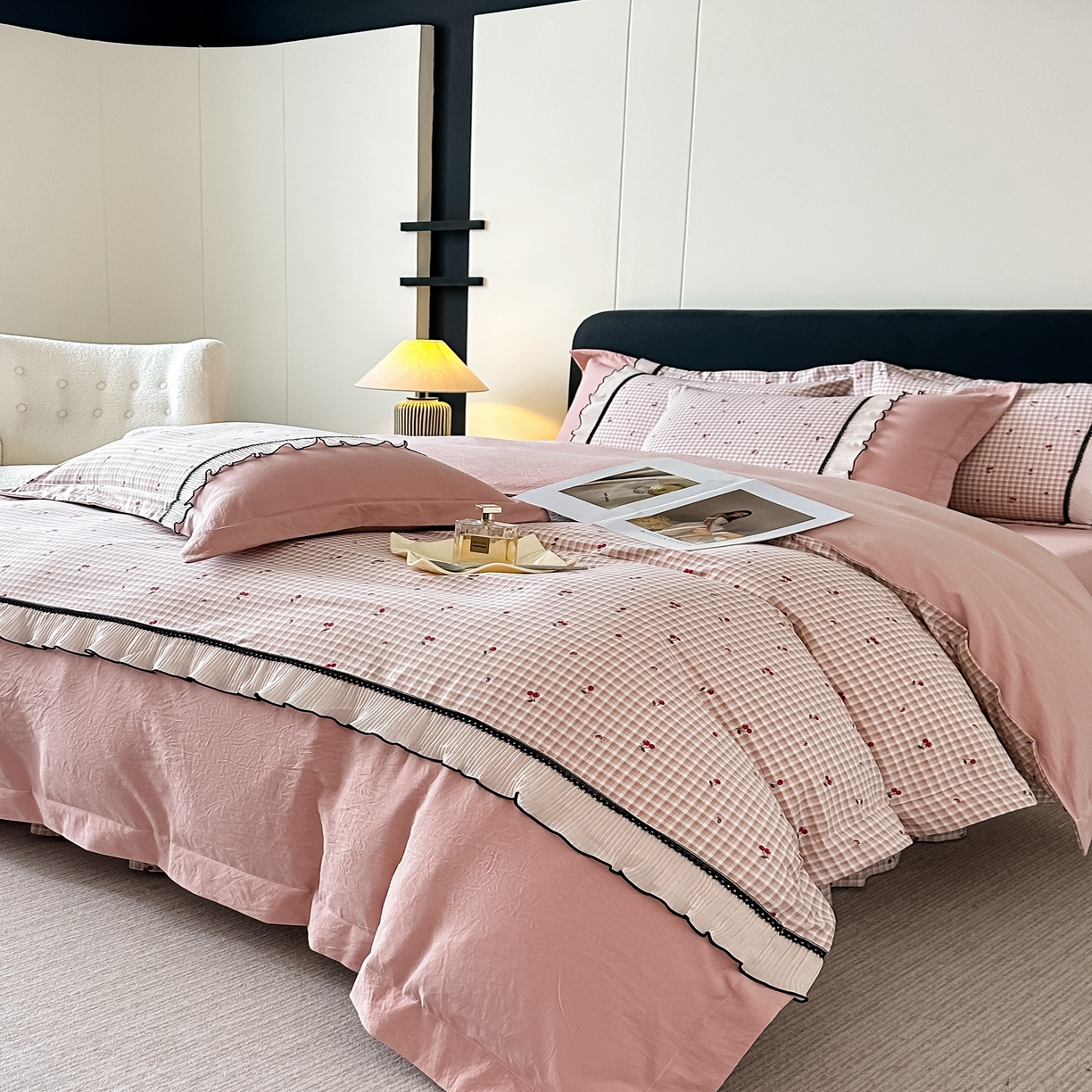 91家纺网 家纺一手货源 找家纺 梓之赫 2025新款斜纹棉AB床裙雪纺花边四件套 樱桃粉