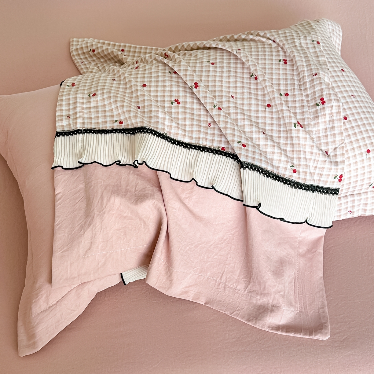 91家纺网 家纺一手货源 找家纺 梓之赫 2025新款斜纹棉AB床裙雪纺花边四件套 樱桃粉