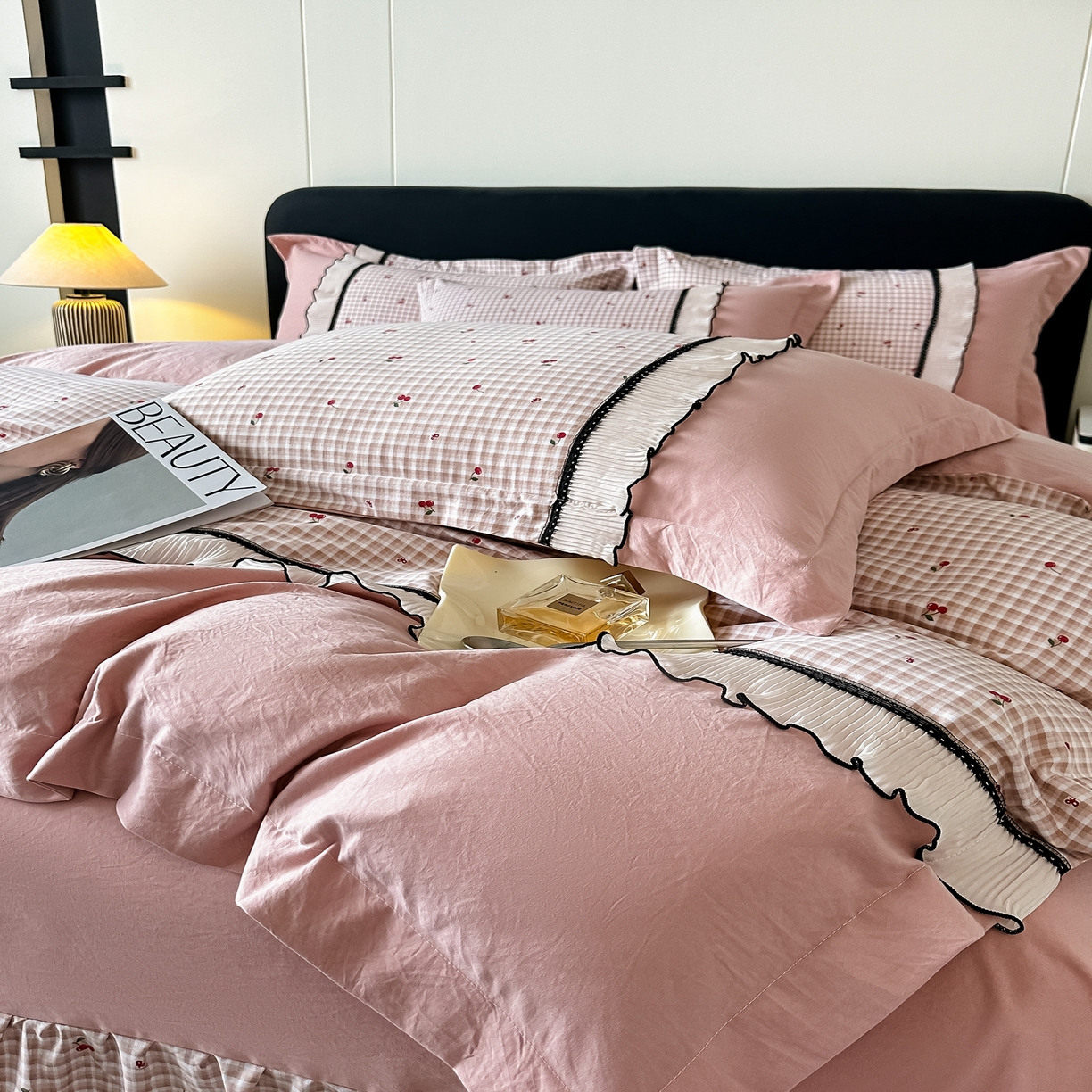 91家纺网 家纺一手货源 找家纺 梓之赫 2025新款斜纹棉AB床裙雪纺花边四件套 樱桃粉