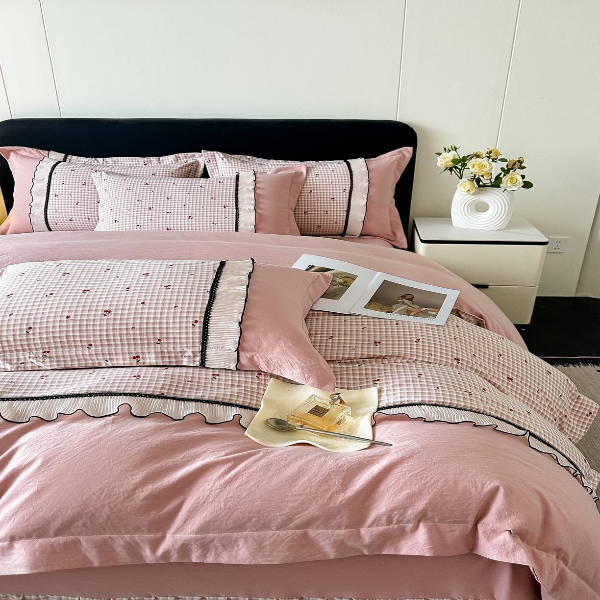 91家纺网 家纺一手货源 找家纺 梓之赫 2025新款斜纹棉AB床裙雪纺花边四件套 樱桃粉