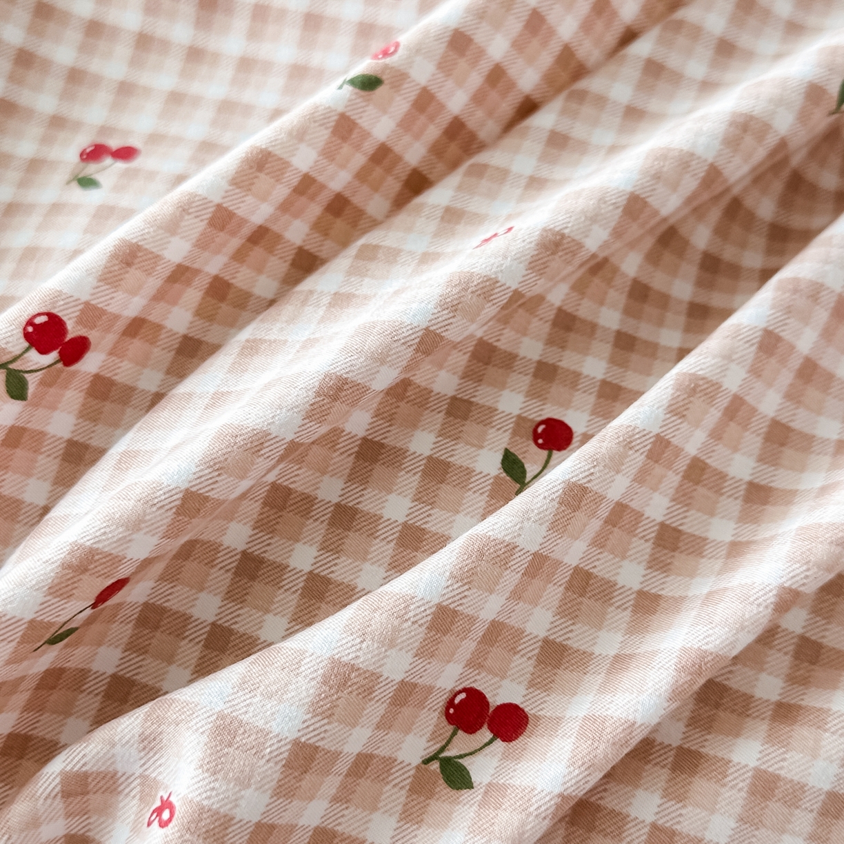 91家纺网 家纺一手货源 找家纺 梓之赫 2025新款斜纹棉AB床裙雪纺花边四件套 樱桃粉